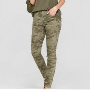 New Camo high rise Universal Thread Jeans Size 4/27 R